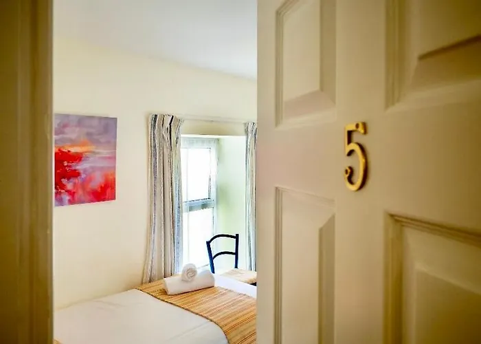 White Heather House Town Square * קליפדן